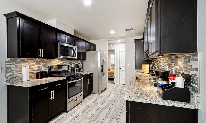 Biggs Field Casa | 4-bedroom house in welcoming Horizon City with AC, WiFi. Enjoy your stay!