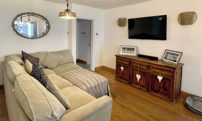 Trafford Casa | 4 Bedroom House, Sleeps 8- Hot Tub, Pets, Parking