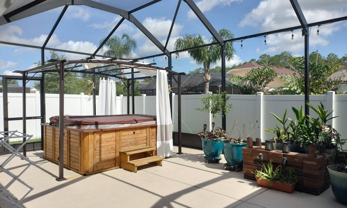 New Port Richey Casa | 4-bedroom house in near Trinity. Great for medical professionals. Near hospital
