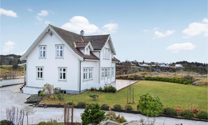Selbjorn Casa | 4 Bedroom Nice Home In Bekkjarvik