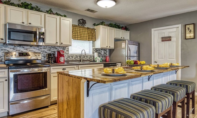 Sevierville Cabaña | 4 Bedroom One Story Pet Friendly Close to Pigeon Forge-outdoor Kitchen- Hot tub