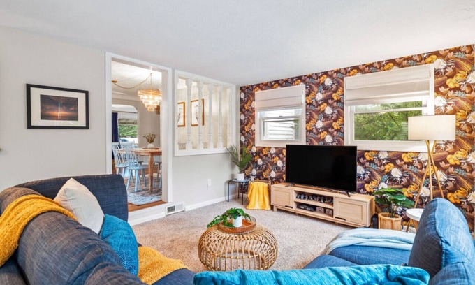 Euclid Casa | 4 Bedroom Pool & Hot Tub Home Near Cleveland