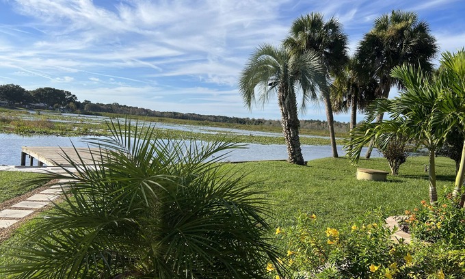 Summerfield Cabaña | 4 bedroom Retreat Sleeps 11 with Dock on Lake Weir near The Villages & Orlando