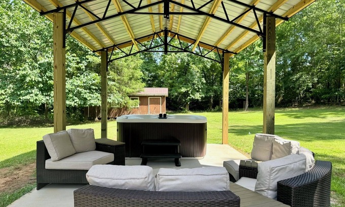 Fountain Inn Casa | 4 Bedroom Retreat w/ Hot Tub on Private Acre of Wooded Land