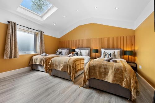 Farnworth Casa | 4-Bedroom Stunning Luxe, Spacious & Stylish Design House Bolton, Sleeps 11, with Parking Central Bolton, Links to Manchester, Pet-Friendly, Best For Groups! WORK CONTRACTORS SPECIAL OFFER! - by Blue Puffin Stays