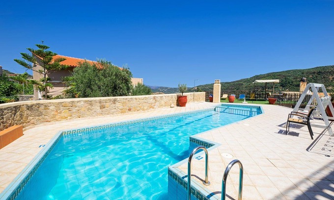 Tsourouniana Casa | 4 dormitorios Topolia Casa con piscina compartida