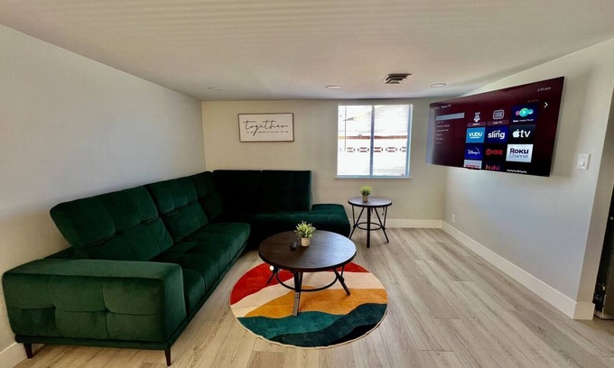 Paradise Casa | 4-bedroom vacation home 5 minutes to Fremont Street