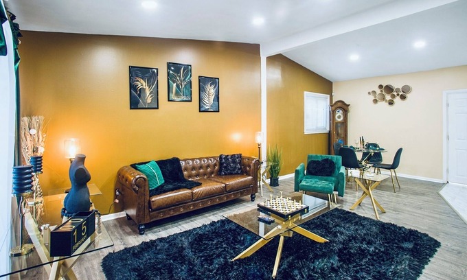 Detroit Casa | 4 Beds 2 Bath Hot Tub & Adult Play Area