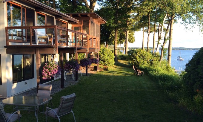 South Burlington Casa | 4 BR Burlington Lakefront Home con vistas a la montaña y acceso privado al lago!