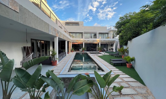 Bain Boeuf Casa | 4‑BR/Ensuite Designer Family Home with Pool, 2 terraces 3‑min to Beach parking