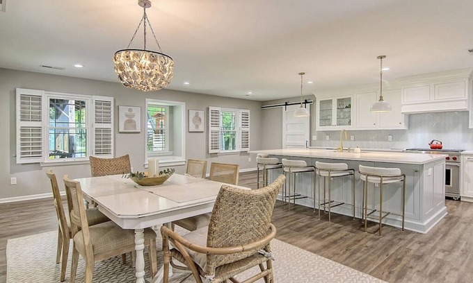 Isle of Palms Casa | 4 BR Heated Pool, Hot Tub, Chef's Kitchen, Pet Friendly, 3 Minute Walk to Beach