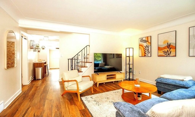 South Euclid Casa | 4-BR LuxeHot Tub NEW ON VRBO DISCOUNTED PRICE, EXCELLENT REVIEWS OTHER PLATFORMS