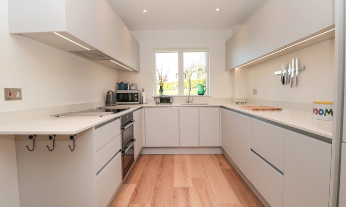 Bugford Cabaña | 4 Court Terrace, Hillfield Village