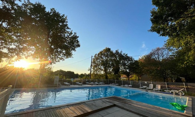 Saint-Aubin-de-Nabirat Casa | 4-Gîte 4 personnes avec piscine