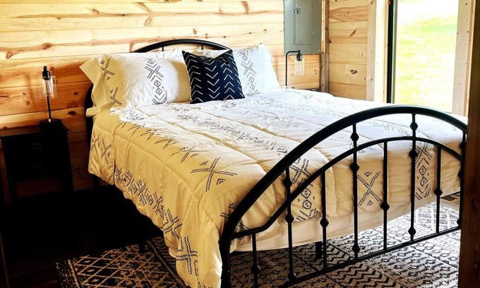 Lawrenceburg Chalet De Esquí | #4 Kentucky Bourbon Trail Bourbon Barrel Cottages