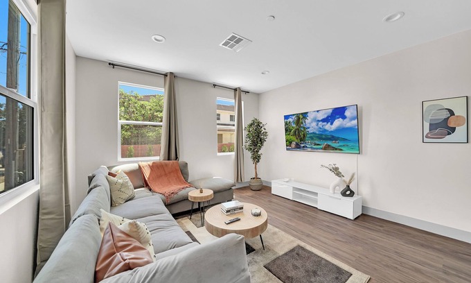 Midway City Casa | 4 Master Bedroom Spacious Central House