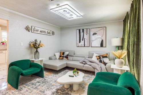 West Arlington Casa | 4 Mi to ATandT Stadium Modern Home with Fenced Yard