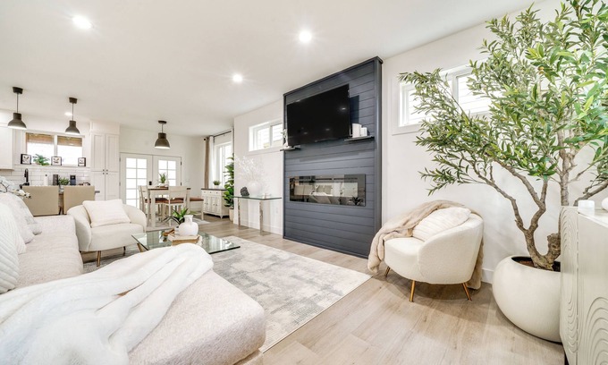 South Tacoma Casa | 4 Mi to Dtwn: Modern Tacoma Home w/ Spacious Yard