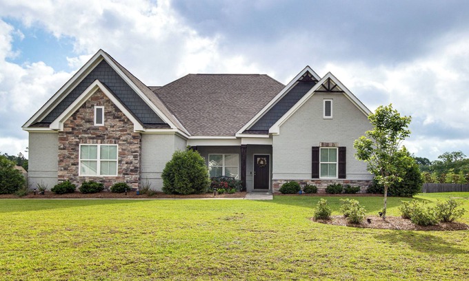Dothan Casa | 4 Mi to Dtwn: Stylish Home w/ Large Yard in Dothan