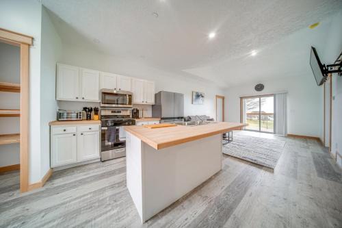 Erie Apartamento | 4 Mi to Lake Erie Access Condo on the Greens