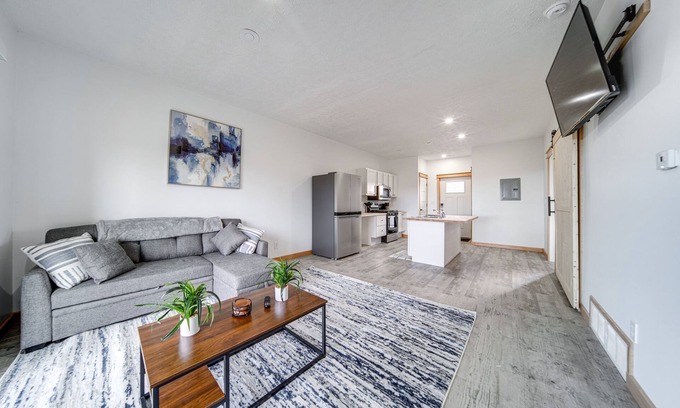 Erie Condominio | 4 Mi to Lake Erie: Condo in Golf Community