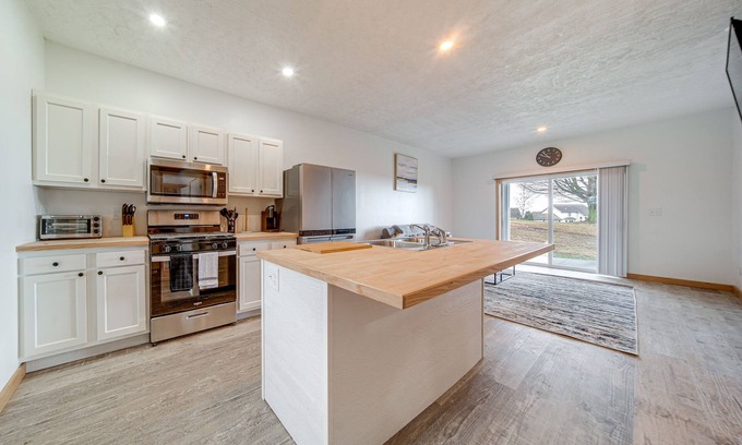 Erie Condominio | 4 Mi to Lake: Golf-View Erie Condo w/ Porch