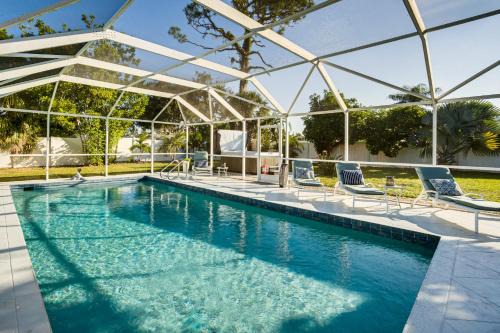 Gulf Gate Estates Casa | 4 Mi to Siesta Key Beach Sunny Home with Hot Tub!