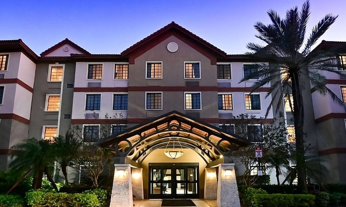 Plantation Complejo | 4 Pet-friendly Accommodations Near Plantation Preserve Golf Course! W/ Pool!