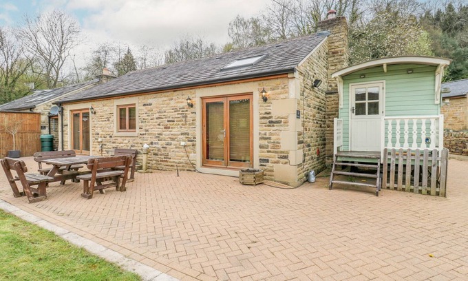 Hollow Meadows Cabaña | 4 PHEASANT LANE, pet friendly, with hot tub in Stocksbridge