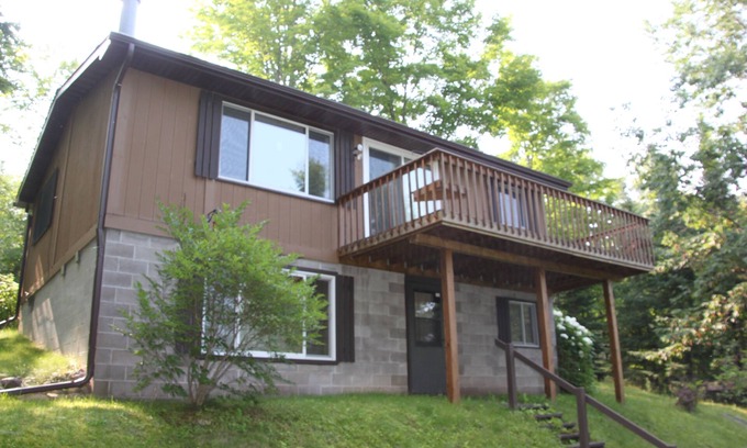 Hayward Casa | Cabina de 4 estaciones Nelson Lake, a solo 5 millas de la ciudad, WIFI, cable, aire acondicionado, perros bienvenidos