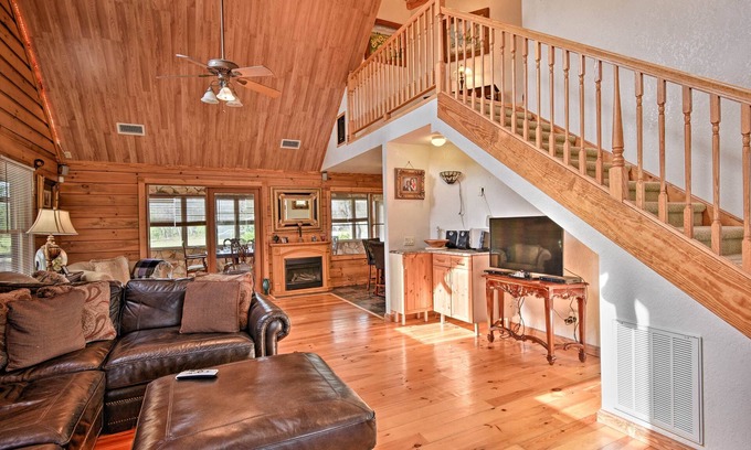Sebring Cabina | ¡NUEVO! Sebring 'Ranchero Log Cabin' en 40-Acre Farm!