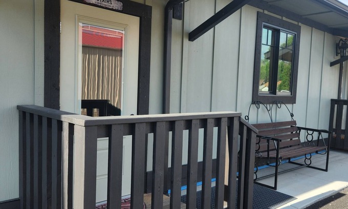 Gardiner Cabina | 406 River Lodge: Yellowstone River in your backyard. Newly built lodge.