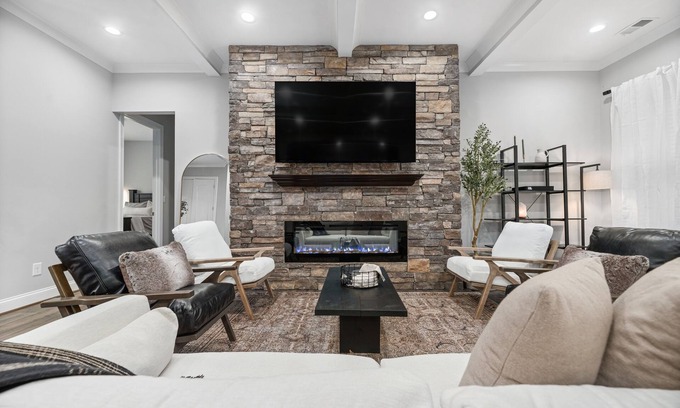 Weddington Casa | 4500 sq ft. Cozy/Luxe Mountain style retreat in South CLT- 2 King Masters!