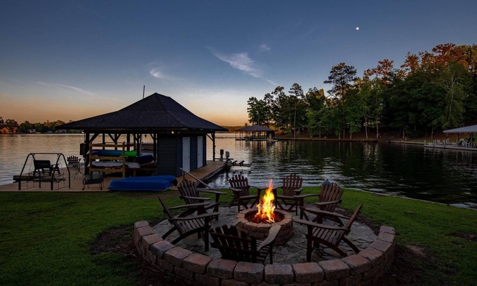 Dadeville Casa | 4BD 4BA 2 King Suites, Nursery, Kayaks, Lilypad, Pool Table, Foosball, AirHockey