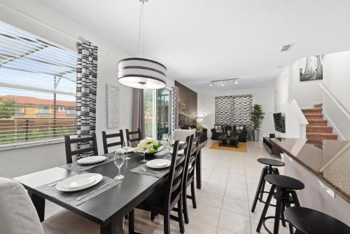 Bellavida Casa | 4BD Charming home with Pool and BBQ near Disney