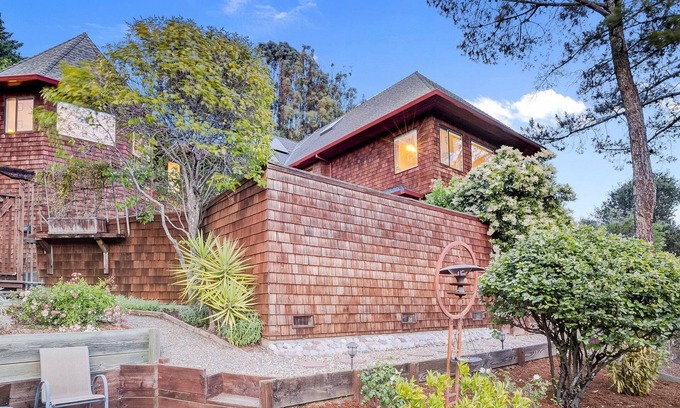 San Rafael Casa | 4BD+Grand Room Marin Home w/ Hot Tub, Billiards, BBQ, VIEWS!