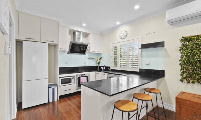 Holland Park West Casa | 4BDR 2BTH Home Holland Park