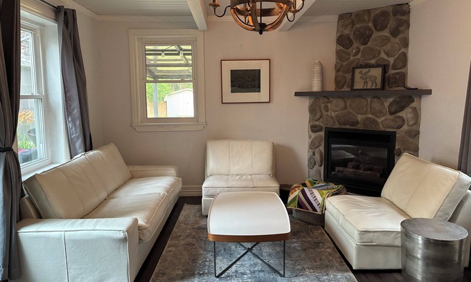 Timiskaming District Casa | 4Bed Downtown Gem,Modern Comfort, Fireplace,Huge Backyard,Step to Lake broadwalk