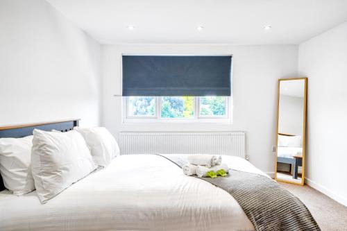 London Borough of Hounslow Apartamento | 4bed house free parking garden and office space