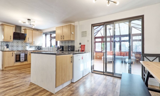 Rivenhall Casa | 4BR 2BATH House with FREE Parking in Rivenhall