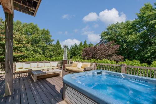 Montauk Villa | 4BR 3BA Hot Tub Media room Weekly rates