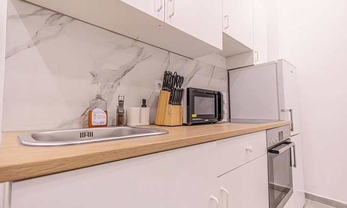 Rudolfsheim-Funfhaus Apartamento | 4BR Apt for 10P Walk to Westbahnhof