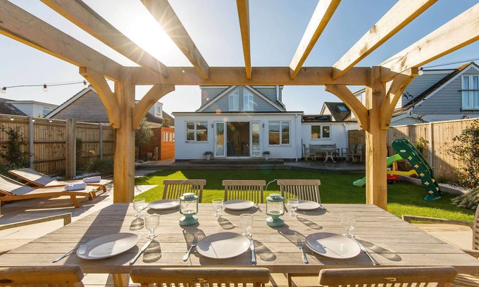East Wittering Casa | 4BR Beach House sleeps 10 - 5 mins walk to the Sea
