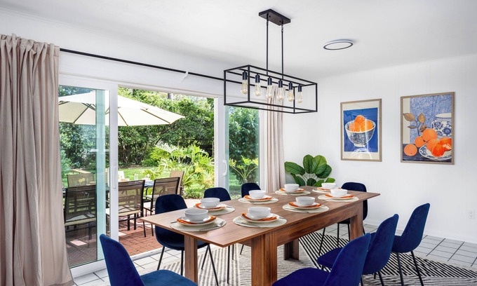 Gainesville Casa | 4BR Charming Home-Walk UF 2mi -Park-King Bed-Games-BBQ-Firetable-Backyard fenced