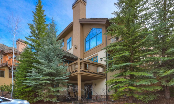 Edwards Casa | 4BR Plus Den Platinum Townhome, Walk to lift by RedAwning