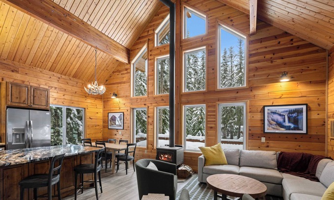 North Bend Casa | 4BR Retreat: 5-min to Ski, Snowboard, Snow Tubing