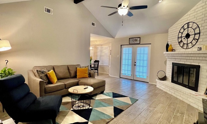 Universal City Casa | 4BR Universal City Retreat Military & Corporate Housing Wi-Fi