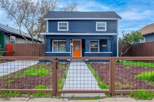 North Oak Park Casa | 4BR Victorian Walk to UC Davis & Shriner Med Cen