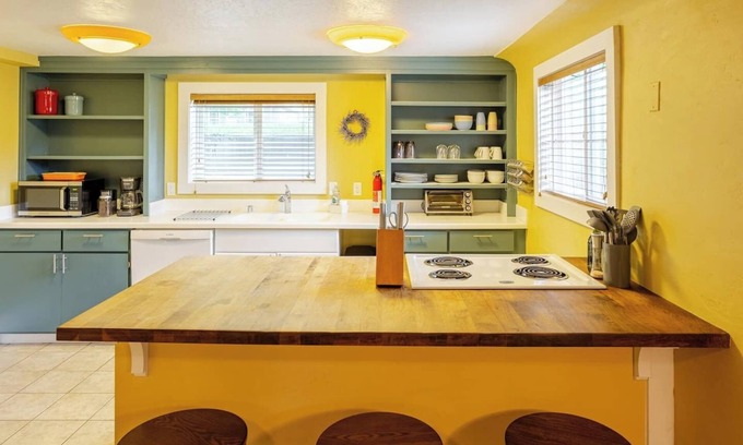 Riverfront Apartamento | 4th St. Hideaway : 2BD, Blocks to River & Downtown