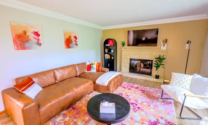 Akron Casa | 5 Acres - 3 King Beds - Fairlawn Campfire Nights!